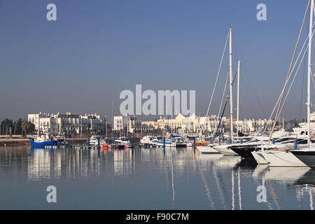 Luxus-Boote in Vilamoura Marina, mit blauen und grünen See Spa Resort hinaus Quarteira, Algarve, Portugal, Vilamoura, Europa Stockfoto