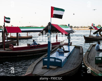 Dubai-Wassertransport; die Abra (Boot) verwaltet von RTA Dubai warten auf Passagiere, den Creek zu überqueren. Stockfoto