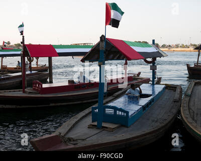 Dubai-Wassertransport; die Abra (Boot) verwaltet von RTA Dubai warten auf Passagiere, den Creek zu überqueren. Stockfoto