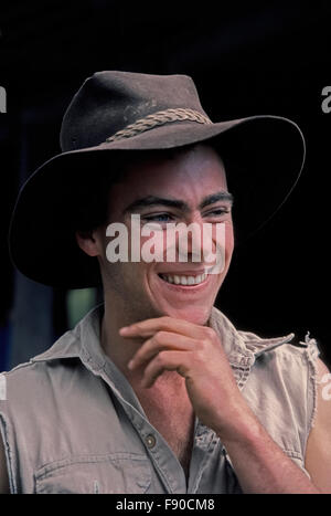 Ein junger Aussie Cowboy begrüßt Besucher mit einem Lächeln im Snowy River Land am Viehhof Creek in der Nähe von Mansfield, Victoria, Australien. Chris Stoney ist auch ein Schauspieler, der in der 1988 Western Abenteuer-Film, "Return to Snowy River." Es war eine Fortsetzung der 1982 Hit, "Der Mann von Snowy River," die Kirk Douglas spielte und wurde für einen Golden Globe Award als bester ausländischer Film nominiert. -Modell veröffentlicht. Stockfoto