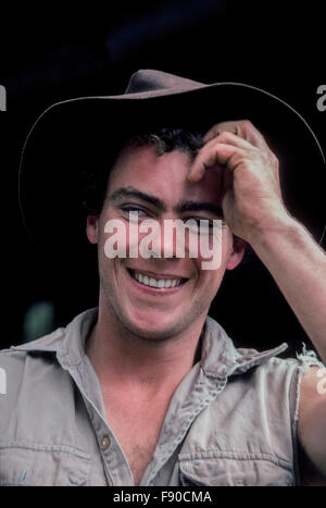 Ein junger Aussie Cowboy begrüßt Besucher mit einem Lächeln im Snowy River Land am Viehhof Creek in der Nähe von Mansfield, Victoria, Australien. Chris Stoney ist auch ein Schauspieler, der in der 1988 Western Abenteuer-Film, "Return to Snowy River." Es war eine Fortsetzung der 1982 Hit, "Der Mann von Snowy River," die Kirk Douglas spielte und wurde für einen Golden Globe Award als bester ausländischer Film nominiert. -Modell veröffentlicht. Stockfoto