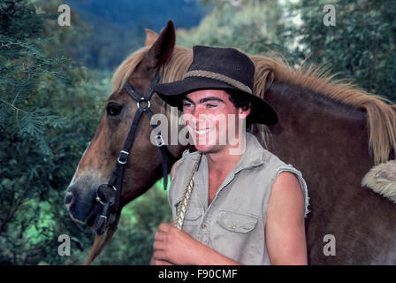 Ein junger Aussie Cowboy begrüßt Besucher mit einem Lächeln im Snowy River Land am Viehhof Creek in der Nähe von Mansfield, Victoria, Australien. Chris Stoney ist auch ein Schauspieler, der in der 1988 Western Abenteuer-Film, "Return to Snowy River." Es war eine Fortsetzung der 1982 Hit, "Der Mann von Snowy River," die Kirk Douglas spielte und wurde für einen Golden Globe Award als bester ausländischer Film nominiert. -Modell veröffentlicht. Stockfoto