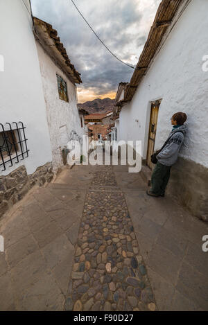 Touristen auf der Suche bei Sonnenuntergang aus einer engen Gasse von Cusco, Peru, ehemaligen Inka-Hauptstadt, berühmte Reiseziel der Welt. Breite Stockfoto