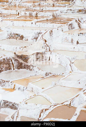 Terrassenförmig angelegten Salzpfannen auch bekannt als "Salineras de Maras", unter den malerischen Reiseziel in der Region Cusco, Peru. Tele Stockfoto