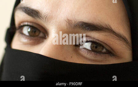 Datei - eine Datei Bild datiert 9. Januar 2010 eine verschleierte Frau in Riad, Saudi-Arabien zeigt.  Foto: Arno Burgi/dpa Stockfoto