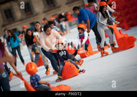 Mexiko-Stadt. 11. Dezember 2015. Bild aufgenommen am 11. Dezember 2015 zeigt Besucher genießen die "Winter CDMX" Programm am Zocalo Square in der Innenstadt von Mexiko-Stadt, Hauptstadt von Mexiko. Nach Angaben der lokalen Presse, besuchen etwa 20.000 Einwohner Zocalo Hauptplatz von Mexiko-Stadt täglich zum Eislaufen oder Folie eine Rodel, im Rahmen der Aktivitäten der "Winter CDMX", die bis zum 10. Januar 2016 installiert wird. © Pedro Mera/Xinhua/Alamy Live-Nachrichten Stockfoto