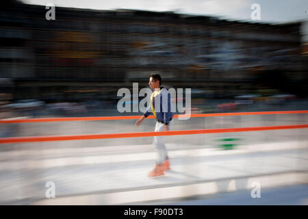 Mexiko-Stadt. 11. Dezember 2015. Bild aufgenommen am 11. Dezember 2015 zeigt einen Besucher genießen die "Winter CDMX" Programm am Zocalo Square in der Innenstadt von Mexiko-Stadt, Hauptstadt von Mexiko. Nach Angaben der lokalen Presse, besuchen etwa 20.000 Einwohner Zocalo Hauptplatz von Mexiko-Stadt täglich zum Eislaufen oder Folie eine Rodel, im Rahmen der Aktivitäten der "Winter CDMX", die bis zum 10. Januar 2016 installiert wird. © Pedro Mera/Xinhua/Alamy Live-Nachrichten Stockfoto