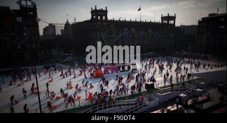 Mexiko-Stadt. 11. Dezember 2015. Bild aufgenommen am 11. Dezember 2015 zeigt Besucher genießen die "Winter CDMX" Programm am Zocalo Square in der Innenstadt von Mexiko-Stadt, Hauptstadt von Mexiko. Nach Angaben der lokalen Presse, besuchen etwa 20.000 Einwohner Zocalo Hauptplatz von Mexiko-Stadt täglich zum Eislaufen oder Folie eine Rodel, im Rahmen der Aktivitäten der "Winter CDMX", die bis zum 10. Januar 2016 installiert wird. © Pedro Mera/Xinhua/Alamy Live-Nachrichten Stockfoto