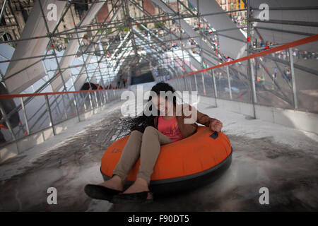 Mexiko-Stadt. 11. Dezember 2015. Bild aufgenommen am 11. Dezember 2015 zeigt einen Besucher genießen die "Winter CDMX" Programm am Zocalo Square in der Innenstadt von Mexiko-Stadt, Hauptstadt von Mexiko. Nach Angaben der lokalen Presse, besuchen etwa 20.000 Einwohner Zocalo Hauptplatz von Mexiko-Stadt täglich zum Eislaufen oder Folie eine Rodel, im Rahmen der Aktivitäten der "Winter CDMX", die bis zum 10. Januar 2016 installiert wird. © Pedro Mera/Xinhua/Alamy Live-Nachrichten Stockfoto