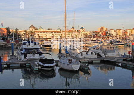 Luxus-Boote in Vilamoura Marina bei Sonnenuntergang, Vilamoura, Quarteira, Algarve, Portugal, Europa Stockfoto