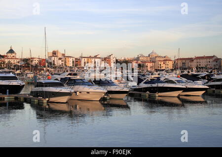 Luxus-Boote in Vilamoura Marina bei Sonnenuntergang, Vilamoura, Quarteira, Algarve, Portugal, Europa Stockfoto