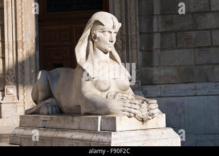 Eine weibliche Sphinx außerhalb der ungarischen Staatsoper, Budapest, Ungarn. Stockfoto