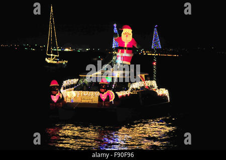 San Francisco, USA. 11. Dezember 2015. Boote mit Lichter Parade entlang der Küste in der Nähe von Fishermans Wharf in San Francisco, USA, am 11. Dezember 2015 eingerichtet. Einen Urlaubstradition seit 1994, präsentierte die 2015 Holiday Lights & Sehenswürdigkeiten Bootskorso in San Francisco am Freitagabend um kommende Weihnachten zu feiern. © Liu Yilin/Xinhua/Alamy Live-Nachrichten Stockfoto