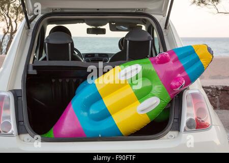 Der Kofferraum voller Strand-Accessoires Stockfoto