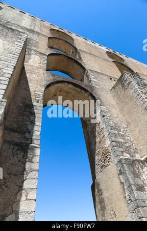 Die Bögen der römischen Aquädukt Aqueduto da Amoreira in Elvas, Portugal Stockfoto