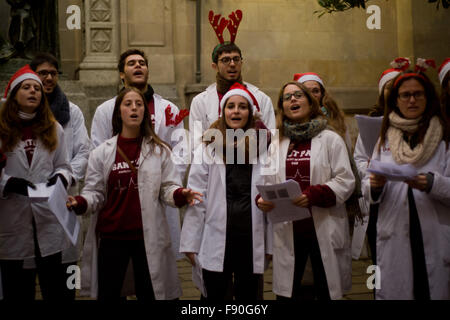 Barcelona, Katalonien, Spanien. 12. Dezember 2015. Studierende der Medizin von Hospital de Sant Pau singen Weihnachtslieder in den Straßen von Barcelona. © Jordi Boixareu/ZUMA Draht/Alamy Live-Nachrichten Stockfoto