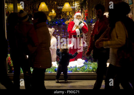 Barcelona, Katalonien, Spanien. 12. Dezember 2015. Ein Kind ist in der Nähe das Schaufenster eines Ladens Anzeigen von Santa Claus Figur in Barcelona gesehen. © Jordi Boixareu/ZUMA Draht/Alamy Live-Nachrichten Stockfoto