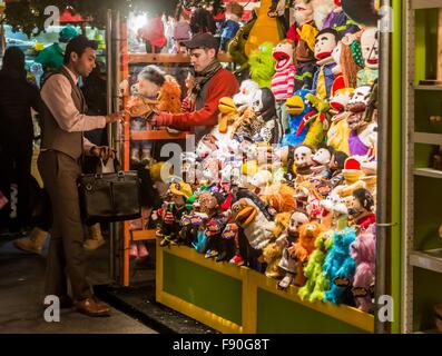 Menschen-Shop auf dem Markt für Columbus Circle in New York, die Vereinigten Staaten am 11. Dezember 2015. Columbus Circle Urlaub Jahrmarkt öffnet, New Yorker und Touristen während der Ferienzeit. Im südwestlichen Eingang des historischen Central Park gelegen, bietet der Markt eine Vielzahl von Weihnachtsgeschenke von Kunsthandwerkern und Designern und Bisse von einigen der feinsten Gourmet-Lebensmittel-Hersteller der Stadt. (Xinhua/Li Changxiang) Stockfoto