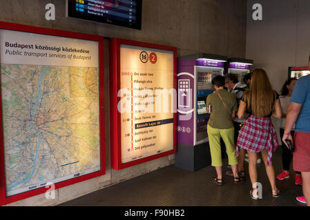 Passagiere, die Schlange, um zu kaufen Bahn-Tickets an einem Automaten in einer Station, Budapest, Ungarn. Stockfoto