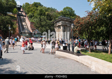 Touristen, die Warteschlangen an der Budapest Castle Hill Standseilbahn in Budapest, Ungarn. Stockfoto