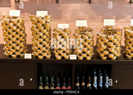 Eine Vielzahl von Gänseleber auf den Verkauf in einem Fachgeschäft, Budapest, Ungarn. Stockfoto