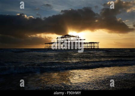 Am Nachmittag Sonne durch stürmischen Himmel hinter dem West Pier in Hove in der Nähe von Brighton, UK Stockfoto