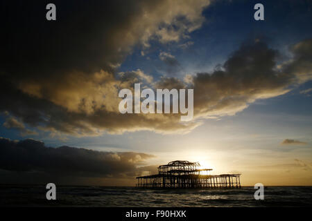 Am Nachmittag Sonne durch stürmischen Himmel hinter dem West Pier in Hove in der Nähe von Brighton, UK Stockfoto