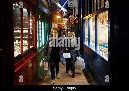 Frauen tragen Weihnachts-shopping in den Gassen Brighton, UK Stockfoto