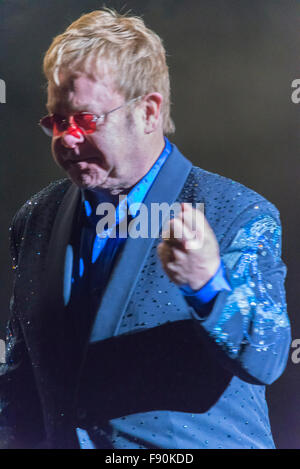 Geelong Australia 12.12.2015 Sir Elton John rockt Publikum von Tausenden an Mt Duneed Weinberg Konzert im Freien. Stockfoto