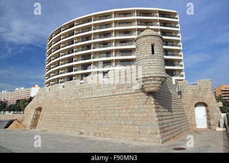 Fort am Hotel Vila Galé Ampalius Alameda Praia da Marina Vilamoura, Quarteira, Algarve, Portugal, Europa zu verspotten Stockfoto