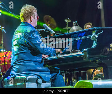 Geelong Australia 12.12.2015 Sir Elton John rockt Publikum von Tausenden an Mt Duneed Weinberg Konzert im Freien. Stockfoto