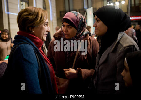 Barcelona, Spanien. 12. Dezember 2015. Bürgermeister von Barcelona ADA COLAU (L) chats mit Mitgliedern der Plataforma Moselms Contra la Islamofobia während einer Kundgebung gegen Islamophobie durch den internationalen Tag zur Bekämpfung der Islamophobie in Barcelona, Spanien am 12. Dezember 2015. Bildnachweis: Jordi Boixareu/Alamy Live-Nachrichten Stockfoto