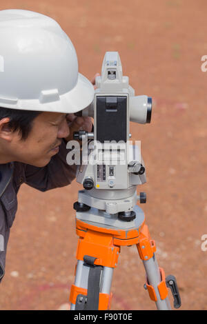 Ingenieure verwenden Siebenkämpferin oder Theodolit für Umfrage Linie Spalten für den Bau von Gebäuden Stockfoto