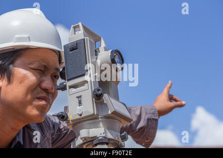 Ingenieure verwenden Siebenkämpferin oder Theodolit für Umfrage Linie Spalten für den Bau von Gebäuden Stockfoto