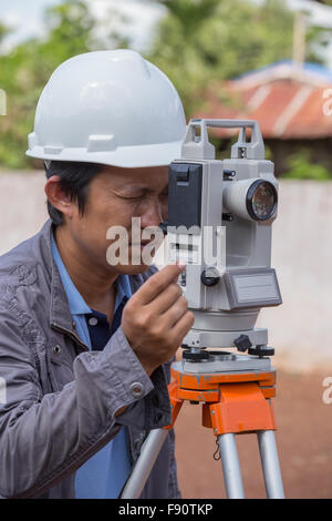 Ingenieure verwenden Siebenkämpferin oder Theodolit für Umfrage Linie Spalten für den Bau von Gebäuden Stockfoto