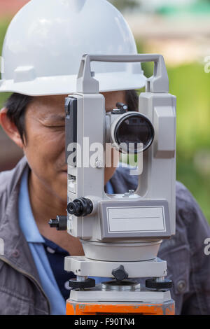 Ingenieure verwenden Siebenkämpferin oder Theodolit für Umfrage Linie Spalten für den Bau von Gebäuden Stockfoto