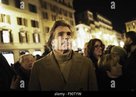 12. Dezember 2015 - Europa, Italien, Rom, 12. Dezember, 2015:Piazza di Spagna. Der Politiker Alfio Marchini.It eröffnet mit dem Chor der seligen engelhaften Minerva, unter der Regie von Valentyna Rivis, sang einige Weihnachtslieder, die erste Projektion auf der Treppe des Trinita dei Monti "Christmas Joy, Lichter der Geburt Christi in der Kunst", die Initiative gesucht Confcommercio Roma ersetzen die traditionellen Krippe, dass dieses Jahr wird für die laufenden Arbeiten auf der Treppe vorbereitet werden. Eine Art "Entschädigung" für diesen Mangel mit einer "virtuellen Restaurierung '' durch einige bildlichen Darstellungen von Stockfoto