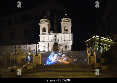 12. Dezember 2015 - Europa, Italien, Rom, 12. Dezember, 2015:Piazza di Spagna.It eröffnet mit dem Chor der seligen engelhaften Minerva, unter der Regie von Valentyna Rivis, sang einige Weihnachtslieder, die erste Projektion auf der Treppe des Trinita dei Monti "Christmas Joy, Lichter der Geburt Christi in der Kunst", die Initiative gesucht Confcommercio Roma ersetzen die traditionellen Krippe, dass dieses Jahr wird für die laufenden Arbeiten auf der Treppe vorbereitet werden. Eine Art '' Ausgleich '' für diesen Mangel mit einer "virtuellen Restaurierung '' durch einige bildlichen Darstellungen der Geburt, in den Kreisläufen Stockfoto