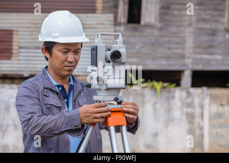 Ingenieure verwenden Siebenkämpferin oder Theodolit für Umfrage Linie Spalten für den Bau von Gebäuden Stockfoto