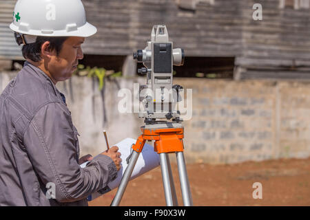 Ingenieure verwenden Siebenkämpferin oder Theodolit für Umfrage Linie Spalten für den Bau von Gebäuden Stockfoto