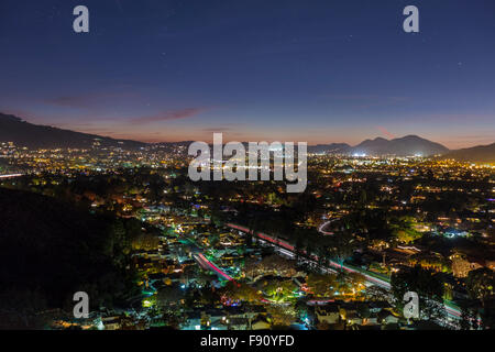 Nachtansicht des suburbanen Thousand Oaks in der Nähe von Los Angeles, Kalifornien. Stockfoto