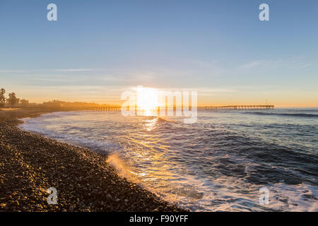 Ventura Pier mit Sunrise Surf in Südkalifornien. Stockfoto