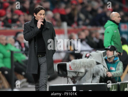 Leverkusen, Deutschland. 12. Dezember 2015. Fußball, 1. Bundesliga, Spieltag 16, Bayer 04 Leverkusen Vs Borussia Moenchengladbach, Leverkusen, 12.12.2015: Trainer Roger Schmidt (Leverkusen). Bildnachweis: Jürgen Schwarz/Alamy Live-Nachrichten Stockfoto