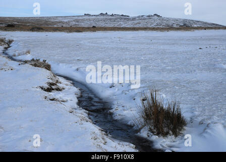 Winterlandschaft auf Dartmoor, Whitchurch Common in Richtung große Grundnahrungsmittel Tor mit Schnee und einem gefrorenen Bach aus. Devon, UK Stockfoto