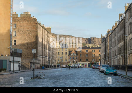 Buccleuch Place, Edinburgh, Schottland - mit Blick auf Gebäude auf Buccleuch Street und Salisbury Crags, Holyrood Park darüber hinaus Stockfoto