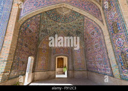 Einige der Fliese arbeiten im Inneren des Nasir Ol Molk Moschee, Shiraz, Provinz Fars, Iran Stockfoto