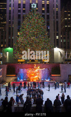 NEW YORK CITY, USA - 10. Dezember 2015: Eisläufer füllen die Eisbahn unter dem Rockefeller Center Weihnachtsbaum. Stockfoto