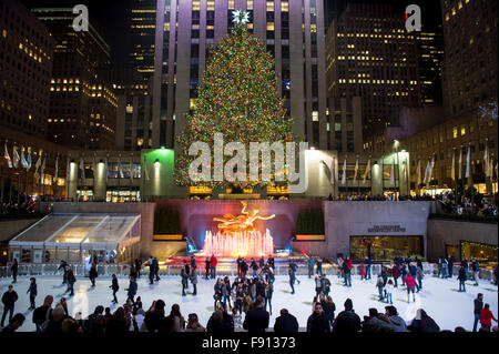 NEW YORK CITY, USA - 10. Dezember 2015: Eisläufer füllen die Eisbahn unter dem Rockefeller Center Weihnachtsbaum. Stockfoto