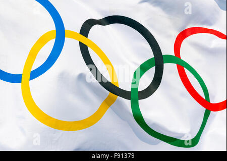 RIO DE JANEIRO, Brasilien - 10. November 2015: Eine olympische Fahne flattert im Wind in heller Sonne. Stockfoto