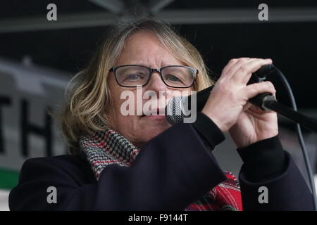 London, UK. 12. Dezember 2015. Stop The War Obmann Lindsey Deutsch war Heck konfrontiert als sie sprach über eine schwierige Woche wo Stop The War in der Mitte eine Menge unerwünschte Presse Aufmerksamkeit gewesen war. Sie erwähnte, dass sie noch nie gesehen hatte so viel mutwillige Konflikt in 14 Jahre in ihrem Amt. Bildnachweis: Siehe Li/Alamy Live News Stockfoto